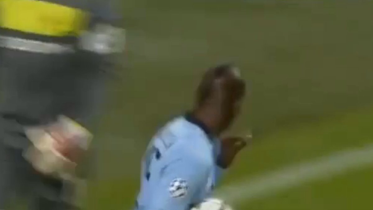 På vägen tillbaka mot straffpunkten lyfte Balotelli ett hyschande finger mot målvakten.